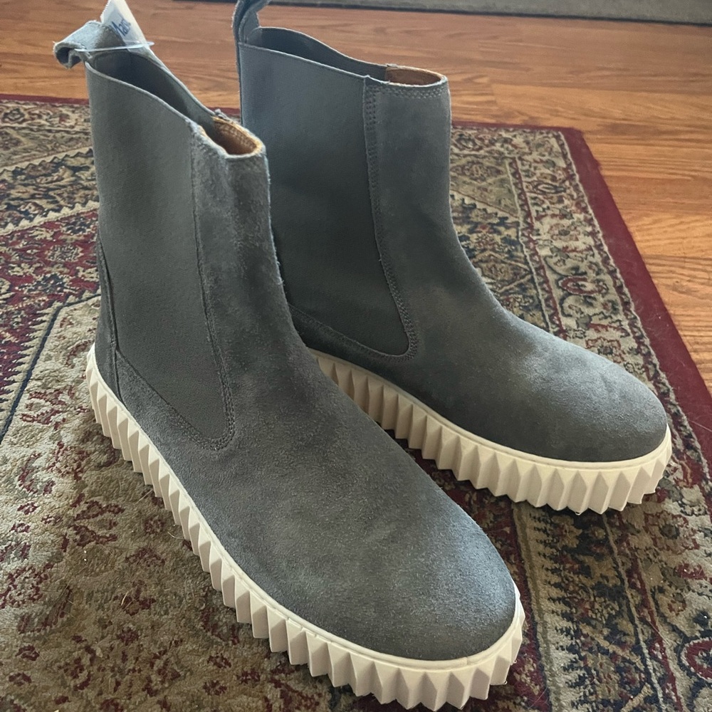 Voile Blanche Charcoal Suede Ankle Booties